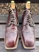 /bilder/schuh-dokumentation/boho-stil/rotbraune-stiefeletten-mit-fluegelkappen-broguing/sub/rotbraune-stiefeletten-mit-fluegelkappen-broguing-vorne.avif