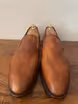 /bilder/schuh-dokumentation/patina/puristische-braune-patina-loafers/sub/puristische-braune-patina-loafers-vorne.avif