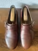 /bilder/schuh-dokumentation/sonstiges/schnallenschuhe-auswahl/sub/single-monk-braun-gepraegt-silberfarbene-schnalle-oben.avif