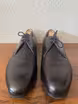 /bilder/schuh-dokumentation/spitzderbies/schlichte-schwarze-derbies-duenne-gemischte-sohlen/sub/schlichte-schwarze-derbies-duenne-gemischte-sohlen-vorne.avif